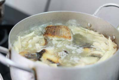 canh cá lóc nấu măng chua đơn giản