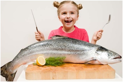 Cho trẻ ăn hải sản đúng cách